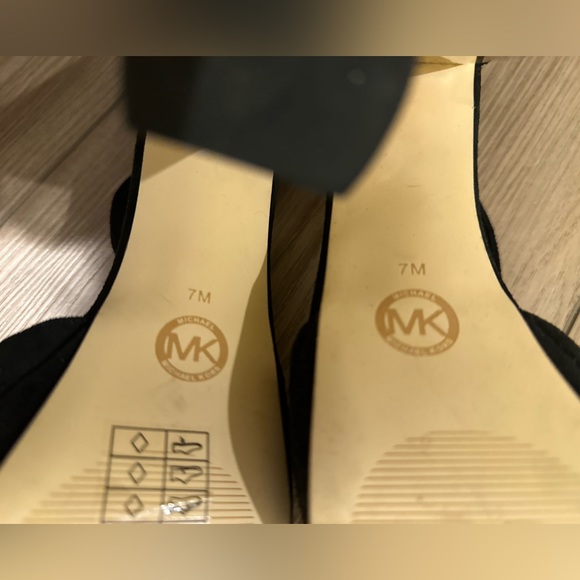 7 Michael kors gold& black thick high  heels practically new suede like /velvet - Picture 4 of 7